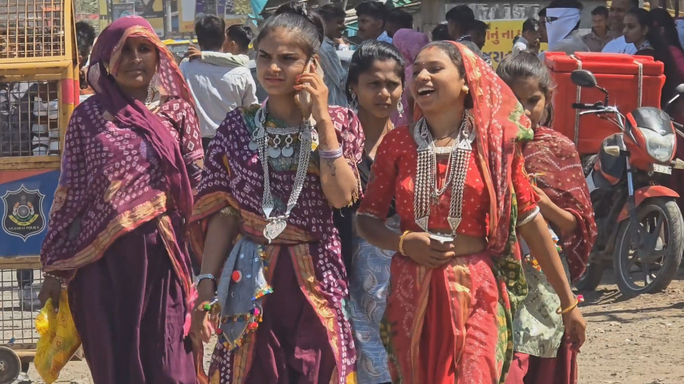 PHOTOS: છોટા ઉદેપુરના 'ગેરના મેળા'ની અદભૂત તસવીરો, જ્યાં રંગો વગર પણ આખું વાતાવરણ મેઘધનુષી લાગે 6 - image