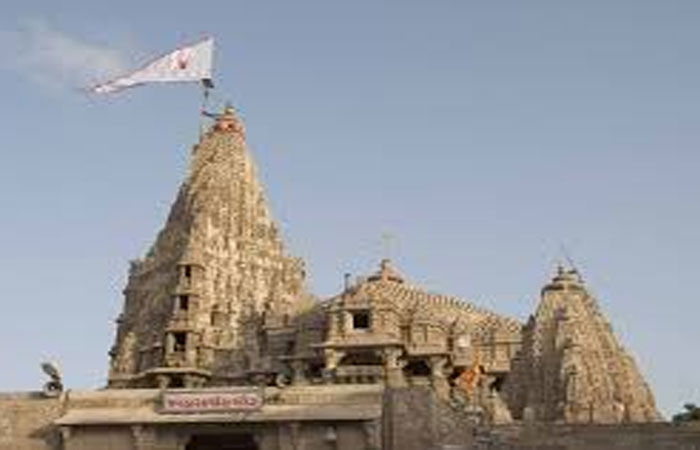 દ્વારકાના જગત મંદિરમાં ફોન લઈ જવા ઉપર પ્રતિબંધ હોવા છતાં રીલ વાયરલ 1 - image