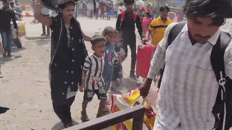 ઉધના રેલવે સ્ટેશન પર ભાગદોડ: 24 કલાકની કતારથી કંટાળી બાઉન્ડ્રી કૂદ્યા લોકો, પોલીસનો લાઠીચાર્જ 3 - image