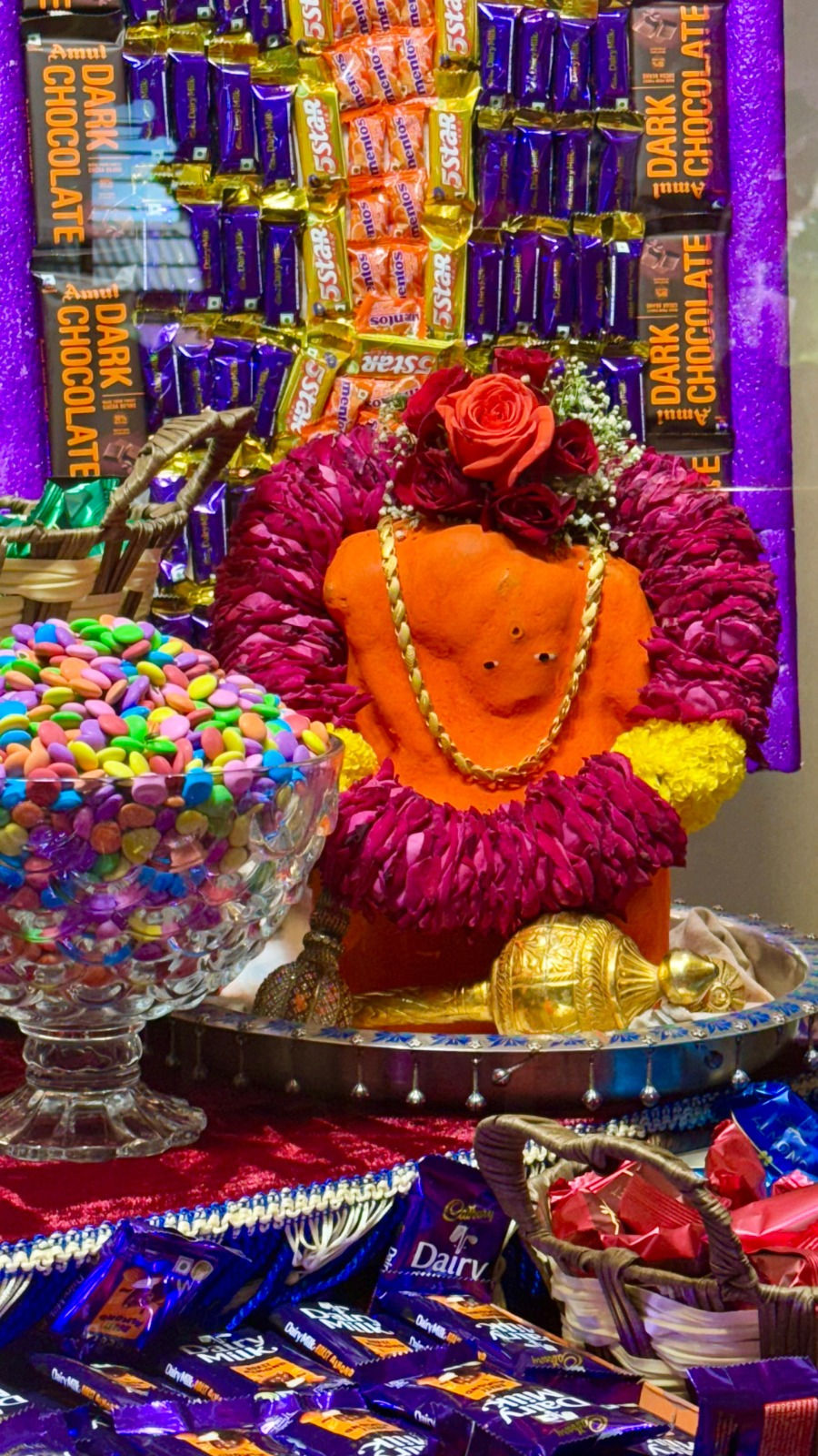શ્રાવણ માસની અમાસે શ્રીકષ્ટભંજન દેવ હનુમાનજી દાદાને 1 હજાર કિલોથી વધારે ચોકલેટનો શણગાર 6 - image