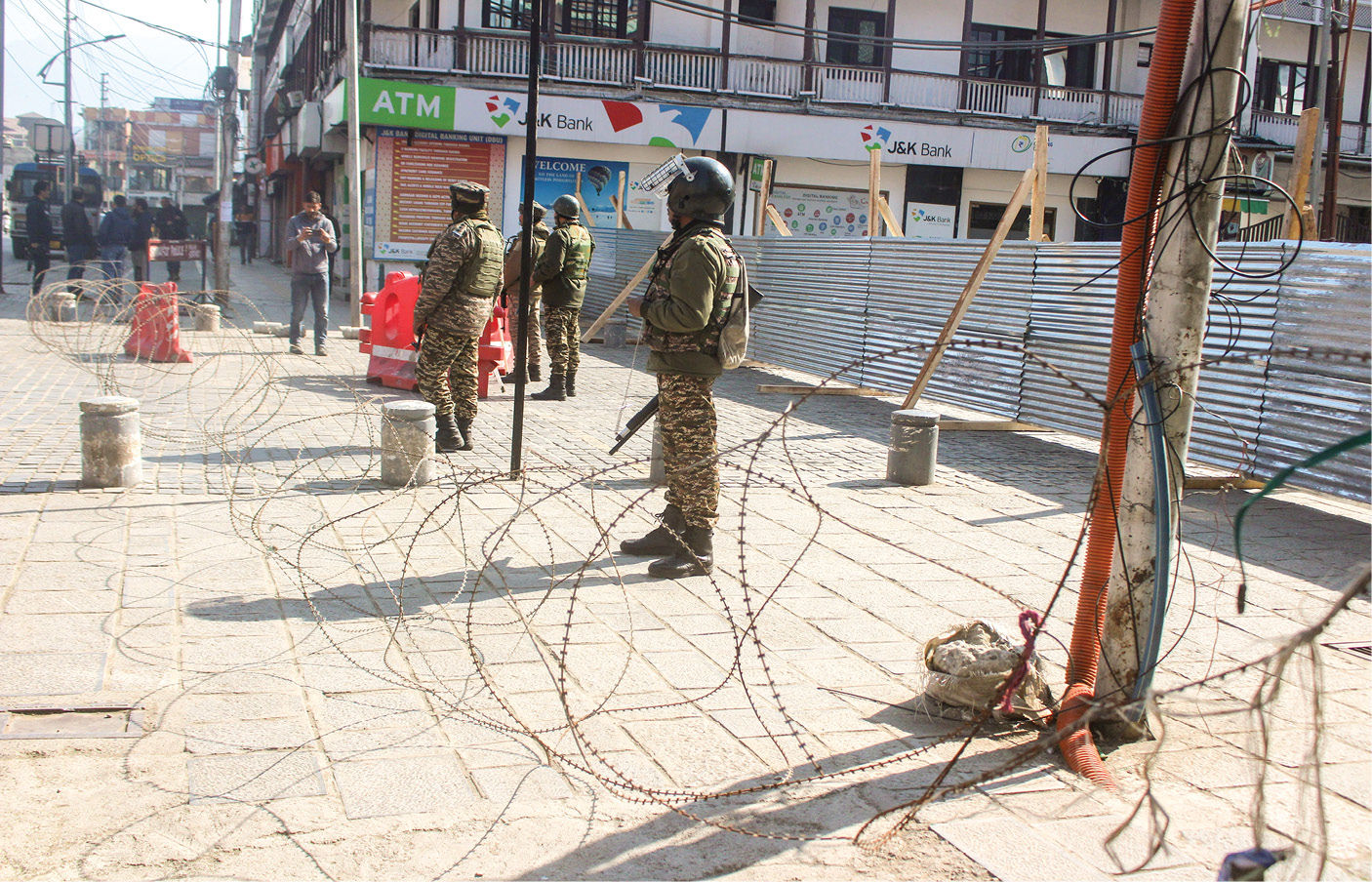 ખામેનેઈના મોત મુદ્દે જમ્મુ-કાશ્મીરમાં હિંસક દેખાવો, ટોળાને વિખેરવા લાઠીચાર્જ, ટિયર ગેસના શેલ છોડ્યા 5 - image