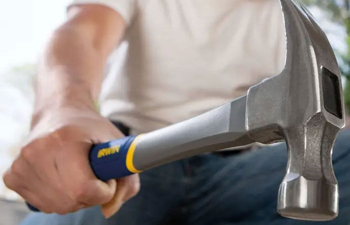 યુવકના માથામાં હથોડીના અડધો ડઝન ઘા ઝીંક્યા, બે મિત્રો પણ ઘાયલ 1 - image