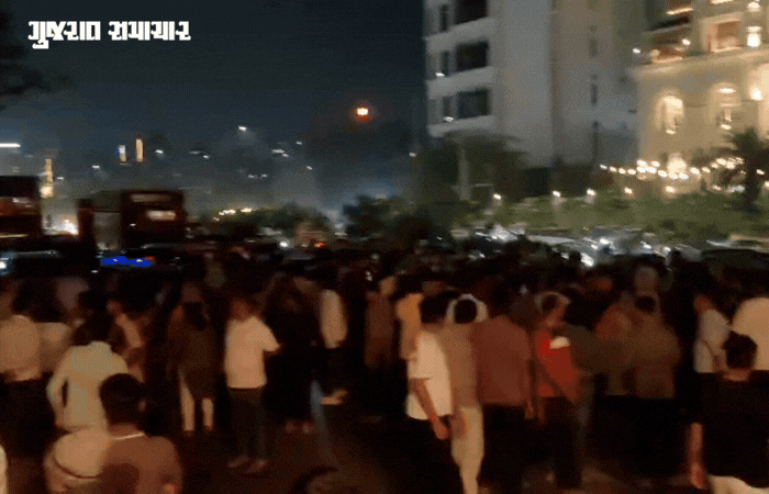 અમદાવાદનો એસપી રિંગ રોડ ચક્કાજામ, વૈષ્ણોદેવીથી ઝુંડાલ જતા આવતો ડિવાઇડર કટ બંધ કરાતા સ્થાનિકોમાં રોષ 2 - image