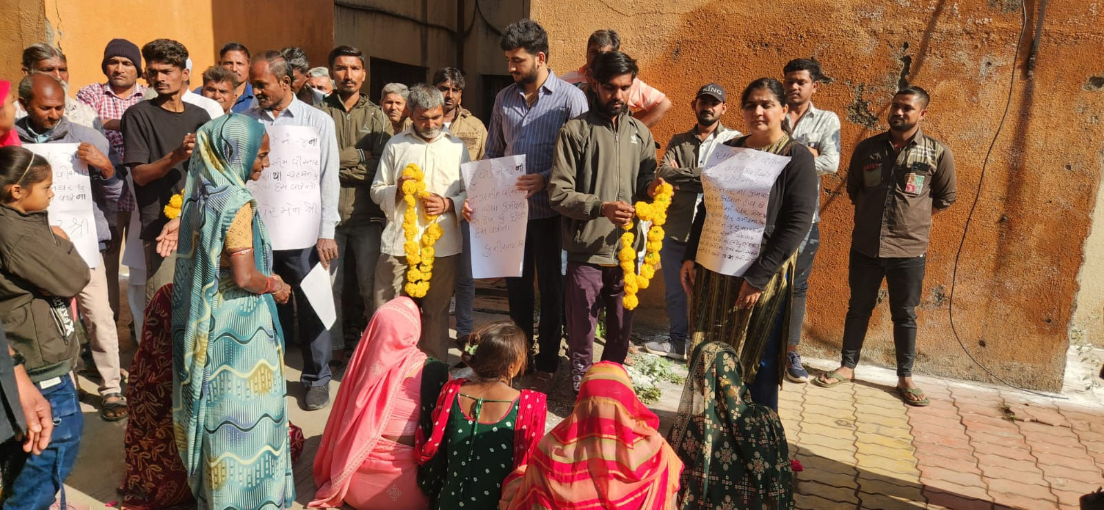 'સાહેબ પ્રસન્ન થાઓ'! જામનગરમાં મેયર-કમિશનરની પૂજા કરી અનોખો વિરોધ, રચનાબેન નંદાણિયાએ ખોલી તંત્રની પોલ 3 - image