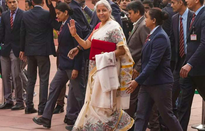 નિર્મલા સીતારમણ મધુબની બોર્ડરવાળી બદામી અને સોનેરી સાડીમાં ઝળકી રહ્યાં 1 - image