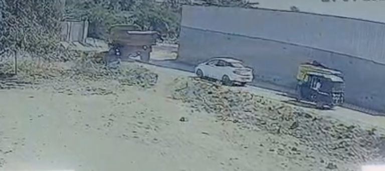 અમરેલી: સાવરકુંડલામાં કાળમુખા ડમ્પરે મહિલાને ચગદી, પતિની નજર સામે પત્નીનું કમકમાટીભર્યું મોત 3 - image