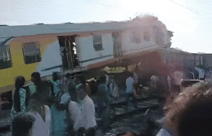 છત્તીસગઢમાં માલગાડી અને પેસેન્જર ટ્રેન વચ્ચે ટક્કર, 8ના મોત, અનેક ઈજાગ્રસ્ત; ગેસ કટર મશીનની મદદથી મુસાફરોનું રેસ્ક્યૂ 1 - image