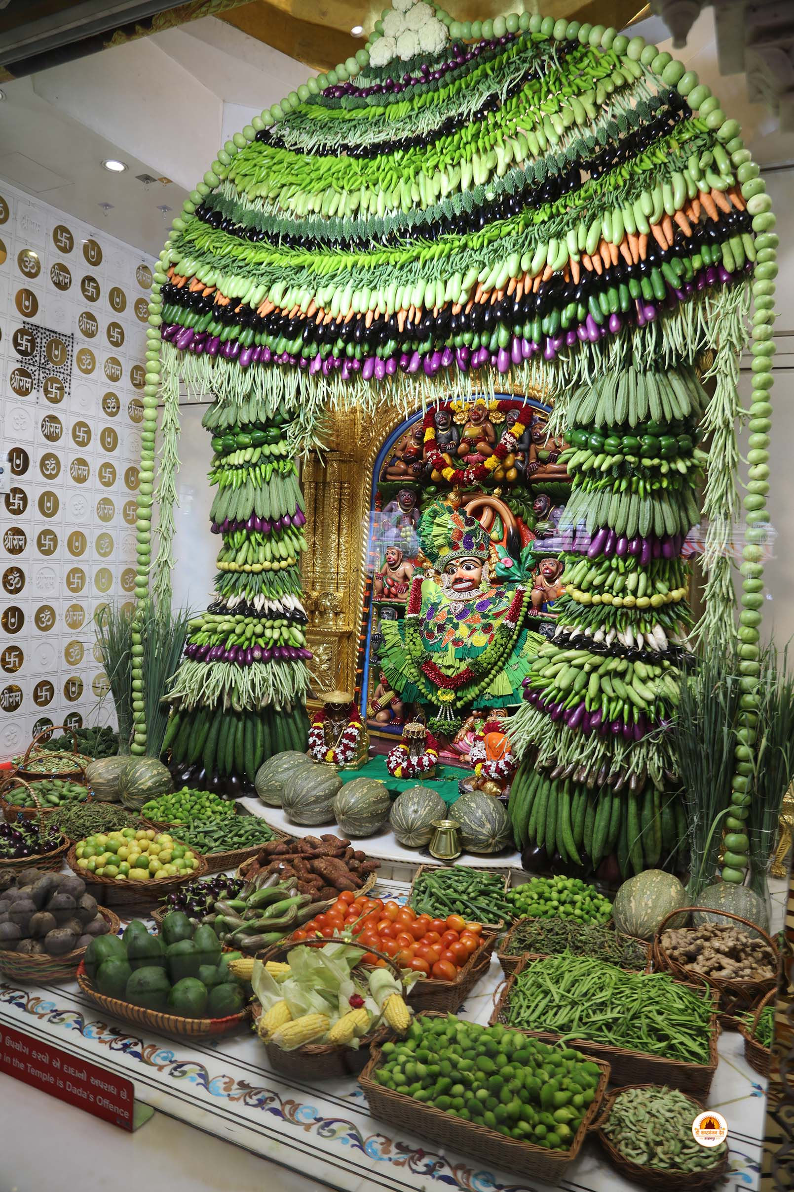કષ્ટભંજન દેવને 1 હજાર કિલોથી વધુ શાકભાજીનો શણગાર, અઠવાડિયાની મહેનતે તૈયાર થયા ખાસ વાઘા 2 - image