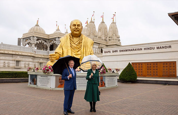 બ્રિટનના કિંગ ચાર્લ્સે લંડનમાં BAPS સ્વામિનારાયણ મંદિરમાં કર્યા દર્શન, મહંત સ્વામીએ પત્ર લખી આપ્યા આશીર્વાદ 3 - image
