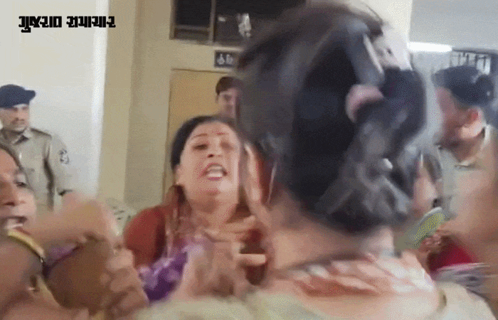 VIDEO : વડોદરાના વધુ એક વોર્ડમાં ભાજપ-કોંગ્રેસ વચ્ચે રાજકીય ઘમાસાણ, સમા મામલતદાર કચેરી બની સમરાંગણ, કાર્યકરો-પોલીસ વચ્ચે ઘર્ષણ 1 - image