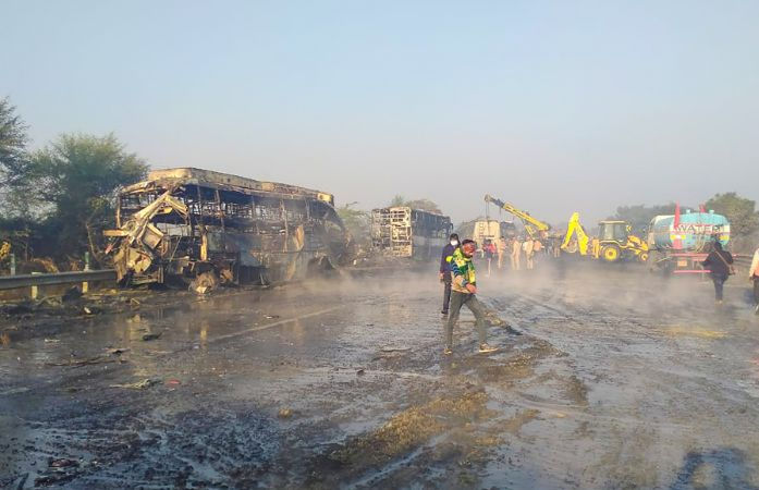 ધુમ્મસના કારણે હાઈવે પર ગાડીઓનો થપ્પો! અકસ્માત બાદ 7 બસો-4 કારમાં આગ, 13ના મોત, 25 ઈજાગ્રસ્ત 1 - image