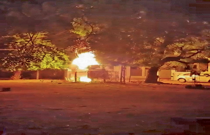 લીંબડીમાં વીજ ટ્રાન્સફોર્મરમાં આગ ભભૂકતા અડધા શહેરમાં 6 કલાક વીજ પુરવઠો ખોરવાયો 1 - image