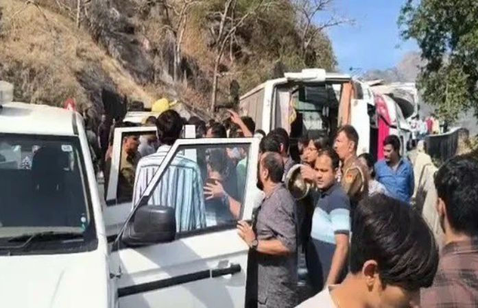 માઉન્ટ આબુમાં અમદાવાદની બસ પલટી જતા 24 ઈજાગ્રસ્ત, લોકોએ બારીઓમાંથી કૂદી જીવ બચાવ્યો 2 - image