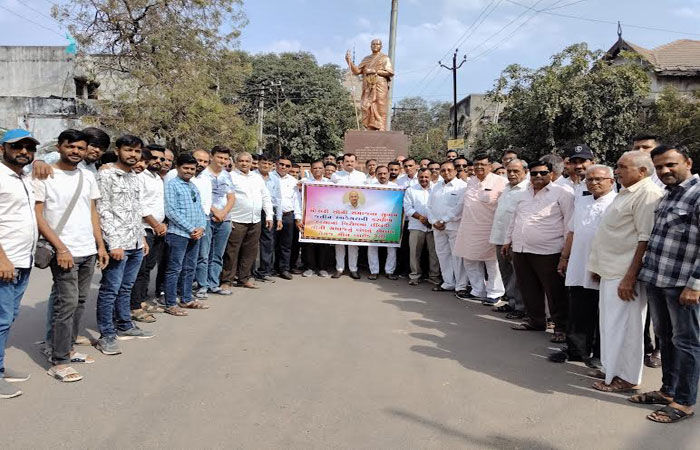 લીંબડીમાં સોની વેપારીઓએ અડધો દિવસ બંધ પાળી આવેદન પાઠવ્યું 1 - image