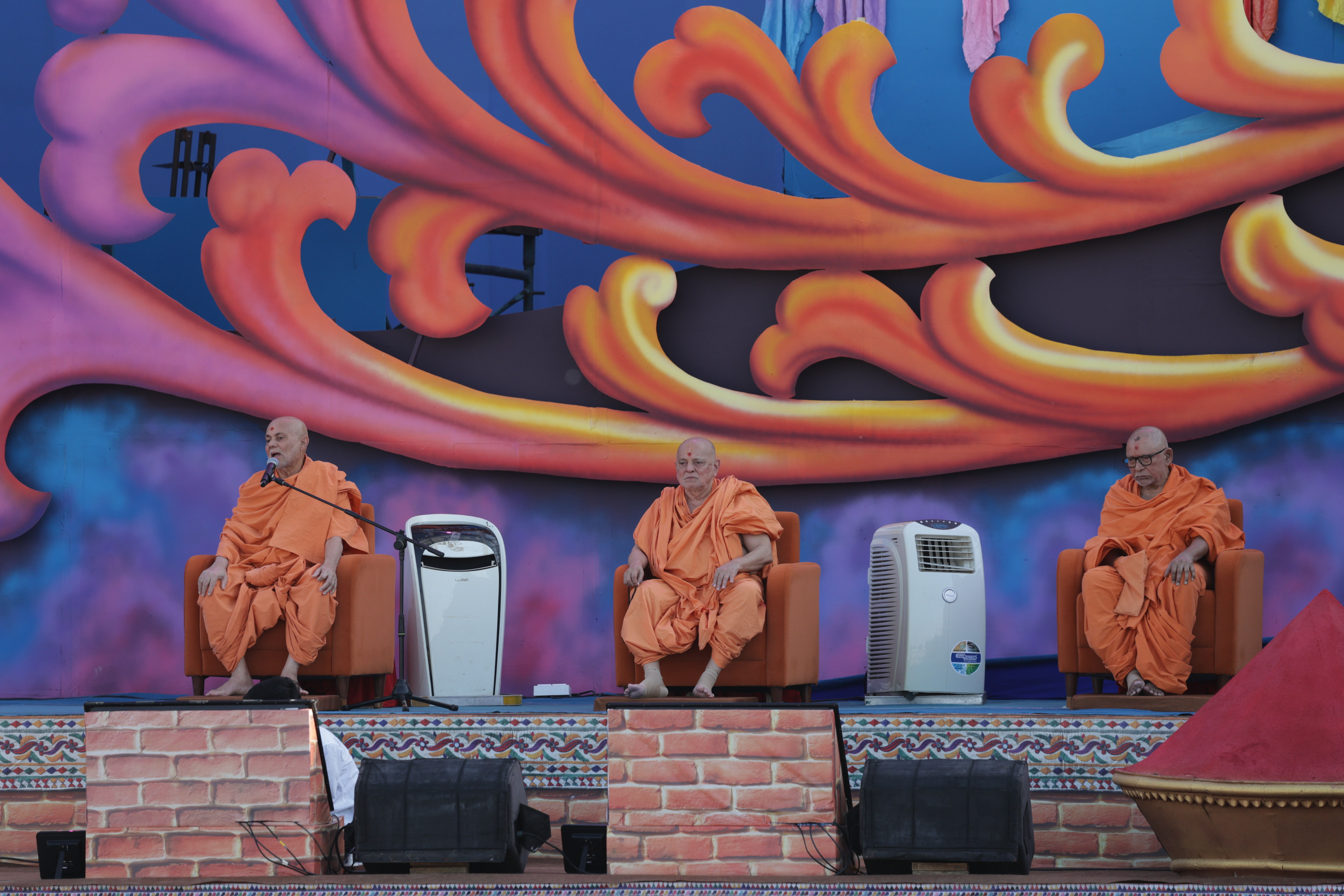 ૭૫૦૦૦ જેટલાં હરિભક્તો કેસૂડાની રંગવર્ષાની સાથે ભક્તિના  રંગોથી રંગાયા 4 - image