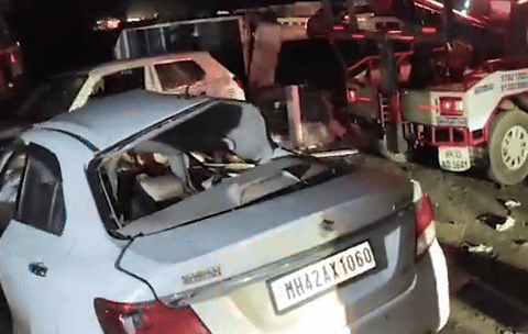 પૂણેમાં મોડી રાતે ગમખ્વાર અકસ્માત, કાર રસ્તામાં ઊભેલી પીકઅપ વેનને અથડાતા 8 લોકોના મોત 1 - image