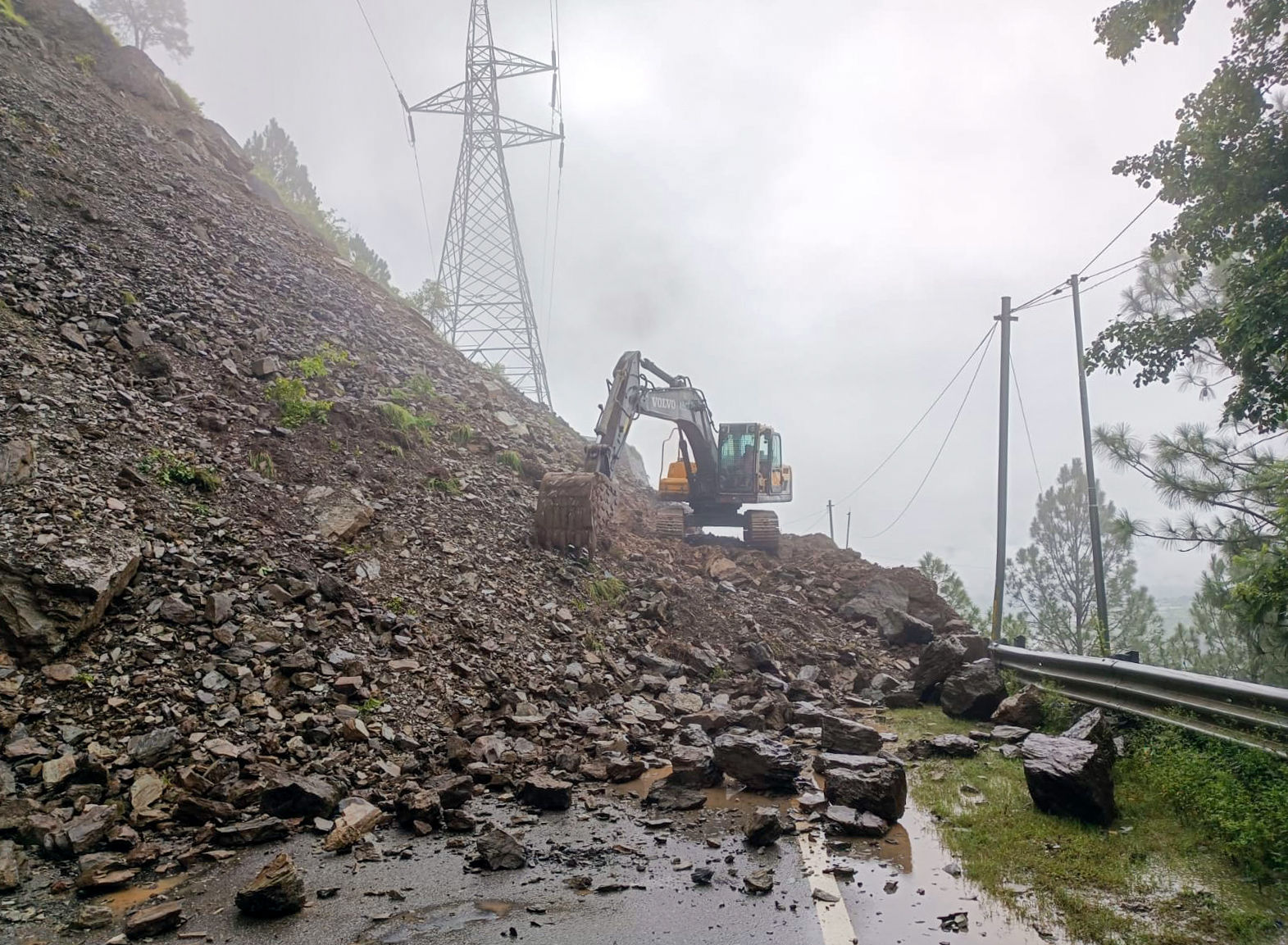 ઉત્તરાખંડમાં વાદળ ફાટતાં અનેક ગુજરાતીઓ ફસાયા, પાટણના હારીજના 13 પ્રવાસીઓનો સંપર્ક તૂટ્યો 3 - image