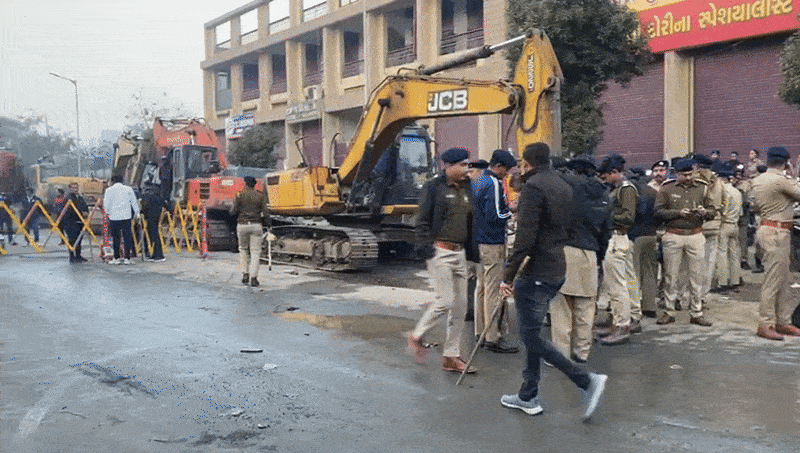 ચંડોળા-ઈસનપુર બાદ હવે વટવાનો વારો, અમદાવાદ મ્યુનિ.કોર્પોરેશન દ્વારા મેગા ડિમોલિશન શરૂ 2 - image