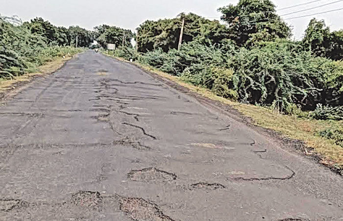 દસાડાનો જૈનાબાદ-ઝીંઝુવાડા રોડ ખખડધજ બન્યો, લોકો પરેશાન 1 - image