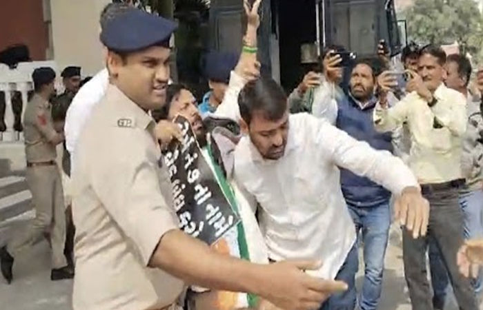 વડોદરામાં SIRની કામગીરીનો વિરોધ, કોંગ્રેસ પ્રમુખ સહિતના કાર્યકરોની અટકાયત 1 - image