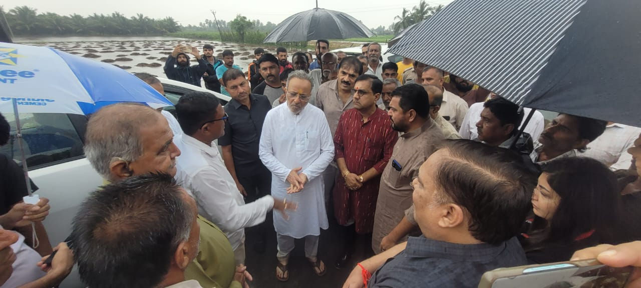 ગુજરાતનાં મંત્રીને ખેડૂતોની વેદના નહીં દેખાડામાં રસ! પ્રદ્યુમન વાજા ગમબૂટ પહેરી અસરગ્રસ્તોને મળ્યા 2 - image