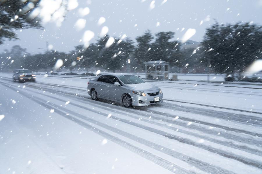 13000 ફ્લાઈટ્સ રદ, બત્તીગુલ, લોકોને ઘરમાં પુરાઈ જવા અપીલ...: અમેરિકામાં બરફના તોફાનનું તાંડવ 4 - image