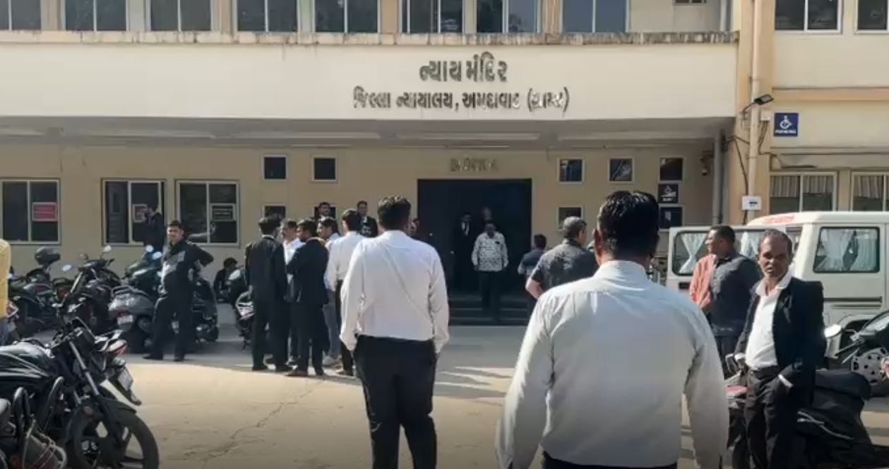 અમદાવાદ:  ઇન્કમ ટેક્સ પાસે આવેલી ગ્રામ્ય કોર્ટને બોમ્બથી ઉડાડવાની ધમકી, ઈમેલ મળતાં કોર્ટ સંકુલમાં દોડધામ 2 - image