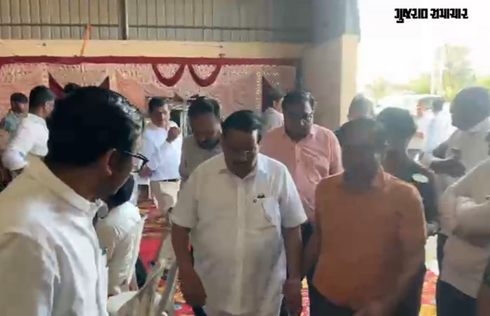 'મારી ટિકિટ કાપી તેનો બદલો લોકસભામાં લીધો', સી.આર. પાટીલ સાથે નિલેશ કુંભાણીની મુલાકાત, કોંગ્રેસે કર્યા પ્રહાર 1 - image