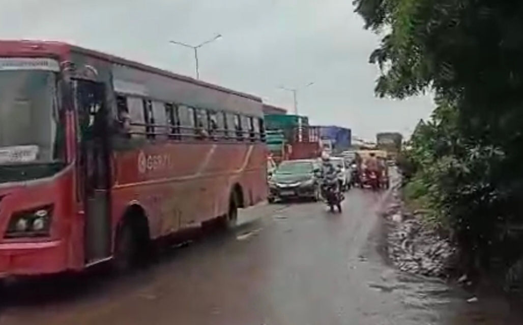 મુંબઇ-અમદાવાદ હાઇવે પર વડોદરા-કરજણ વચ્ચે ફરી 4 કિમીનો ટ્રાફિક જામઃતંત્ર પર ફિટકાર 2 - image