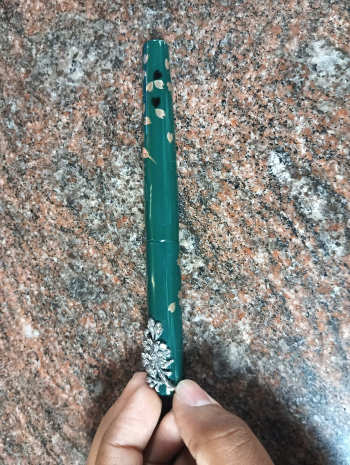 અમદાવાદ એરપોર્ટ પર મોંઘીદાટ બ્રાન્ડની પેનનો જથ્થો ઝડપાયો, એક પેનની સરેરાશ કિંમત રૂ. 2 લાખ 4 - image