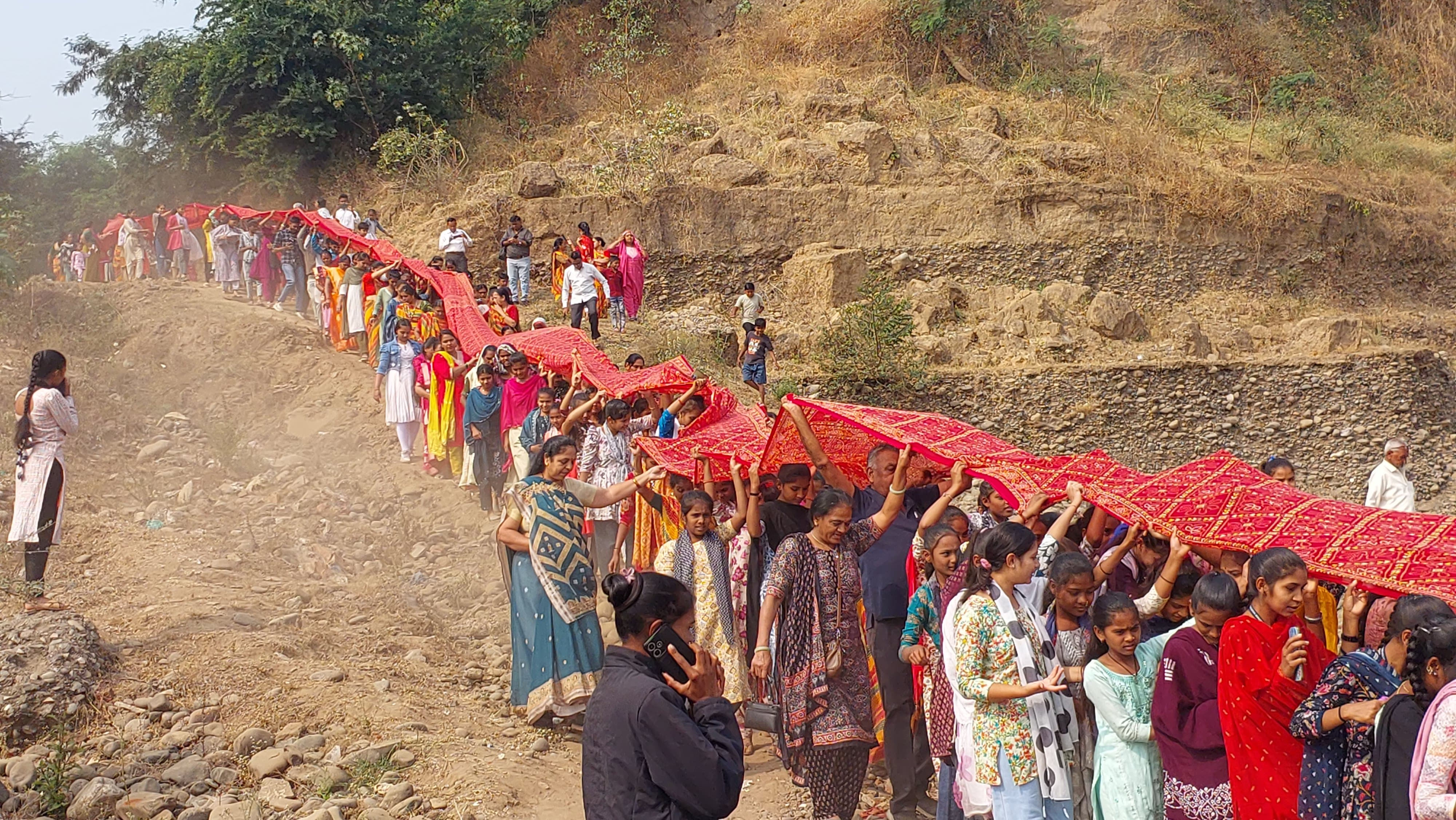 નર્મદા જયંતિએ રેવાના કાંઠે ઉમટ્યો ભક્તિનો મહાસાગર, માંગરોળમાં નદીની મધ્યધારામાં અર્પણ કરાઈ 1500 ફૂટ લાંબી ચુંદડી 2 - image