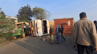 અમરેલીના લાપાળીયા નજીક કન્ટેનર પલટી મારી જતાં મહુવા-જેતપુર નેશનલ હાઈવે પર લાંબો ટ્રાફિક જામ 2 - image