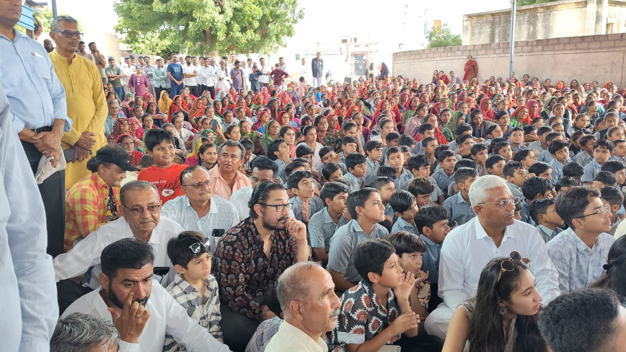 VIDEO: કચ્છના ગામડામાં પહોંચ્યા આમિર ખાન, પોતાની ફિલ્મ 'સિતારે જમીન પર' ગામલોકો સાથે બેસીને જોઈ 2 - image