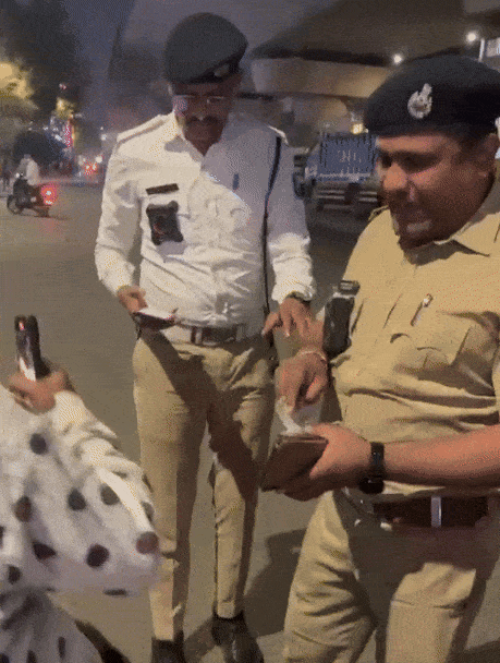 અમદાવાદ: પાલડીમાં રસ્તા વચ્ચે મહિલાને લાફો મારનાર હેડ કોન્સ્ટેબલ સસ્પેન્ડ, વીડિયો વાયરલ થયા બાદ કાર્યવાહી 1 - image