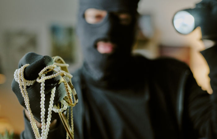 Burglary in Ahmedabad’s Jamalpur area valuables cash amounting to rs 6 lakh stolen