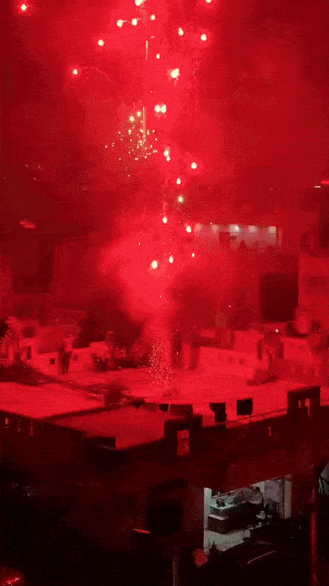 ઉત્તરાયણની સાંજનો આહલાદક નજારો: અમદાવાદીઓએ ધાબા પર ફટાકડા ફોડીને દિવાળી જેવો માહોલ સર્જ્યો 4 - તસવીર