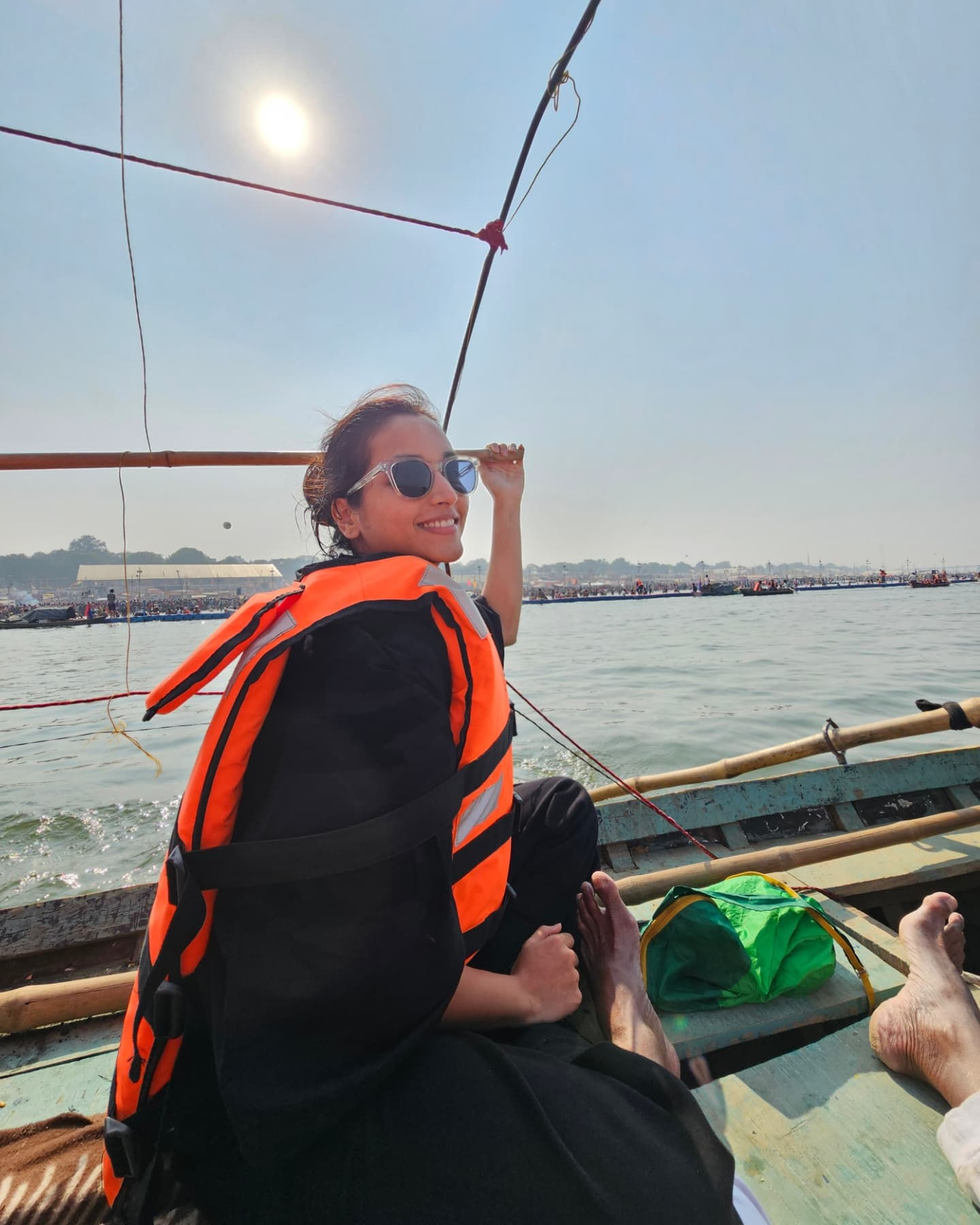 Photos: દક્ષિણ ભારતની સ્ટાર અભિનેત્રીએ મહાકુંભમાં લગાવી આસ્થાની ડૂબકી, માસ્કથી ચહેરો છુપાવ્યો 4 - image