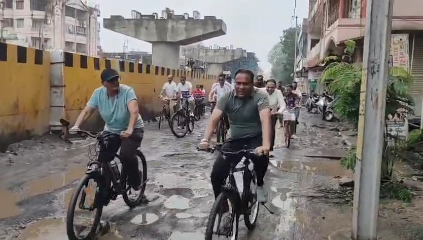 ગોધરામાં તંત્રનું ‘શાણપણનું પ્રદર્શન’: ડામરને બદલે ફક્ત રસ્તા પર ડ્રાઇવરો લણણી | ગોધરા રોડ જ ડામર વિના ફક્ત ધાતુનું સમારકામ કરે છે સમસ્યાઓ .ભી કરે છે