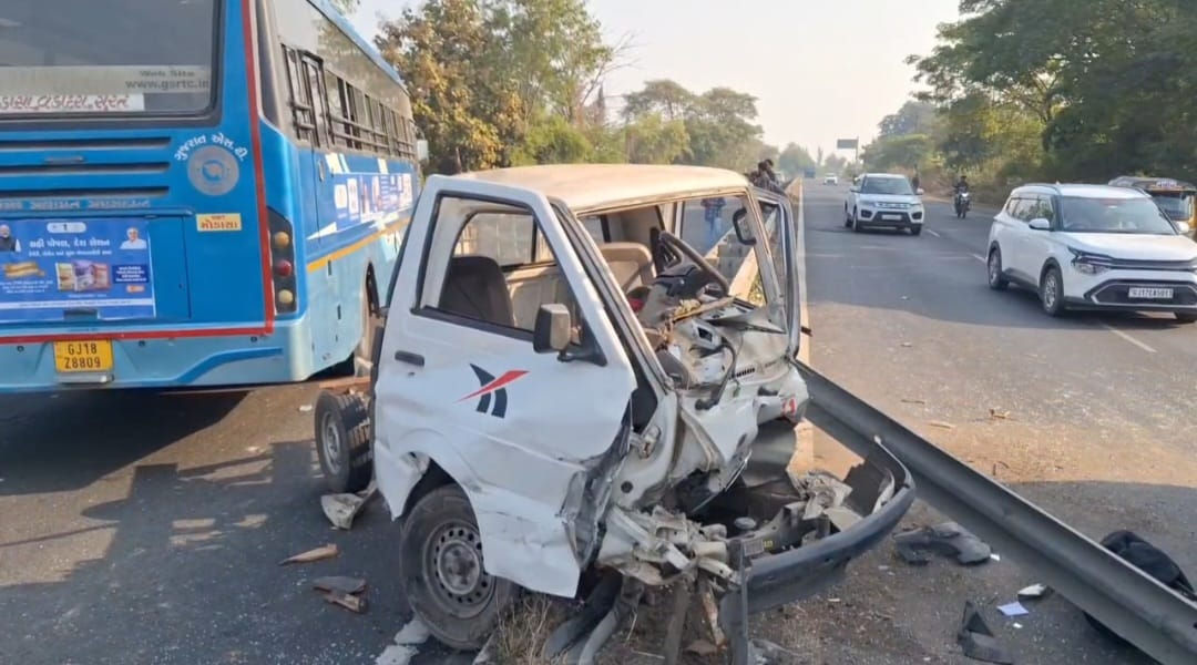 શહેરા-લુણાવાડા હાઈવે પર અકસ્માત: એસટી સાથે ટક્કર બાદ ટેમ્પોના બે ટુકડા, મુસાફરોમાં ચીસાચીસ 2 - image