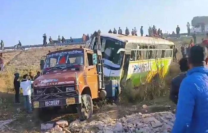 જયપુરમાં મોટી દુર્ઘટના, સ્કૂલ બસ પલટતાં વિદ્યાર્થિનીનું મોત, અનેક ઈજાગ્રસ્ત, ગુસ્સામાં લોકોના દેખાવ 1 - image