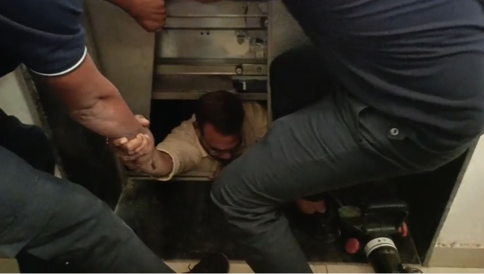 ગોધરા તાલુકા સેવાસદનની લિફ્ટમાં વ્યક્તિ ફસાયો, ફાયર વિભાગે દરવાજો તોડી રેસ્ક્યુ કર્યું 2 - image