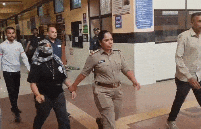 કીર્તિ પટેલની રાજસ્થાનથી ધરપકડ, જૂનાગઢ લવાઈ, ત્રણ ગુનામાં કાર્યવાહી શરૂ 1 - image