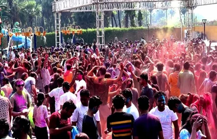 સુરતીઓમાં ડેસ્ટીનેશન ધુળેટીનો વધતો ક્રેઝ : ધુળેટીના રંગ સાથે મસ્તીનો રંગ માટે સુરતીઓ પહોંચ્યા સંઘ પ્રદેશ-મહારાષ્ટ્ર 1 - image