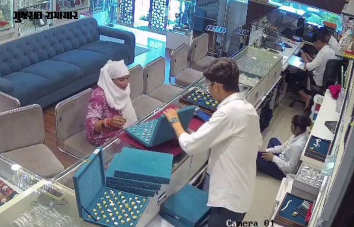 અમદાવાદ: જ્વેલરી શોપમાં નકલી દાગીના પધરાવી અસલી ચોરતી મહિલા ઝડપાઈ, રૂ.2.90 લાખનો મુદ્દામાલ મળ્યો 4 - image