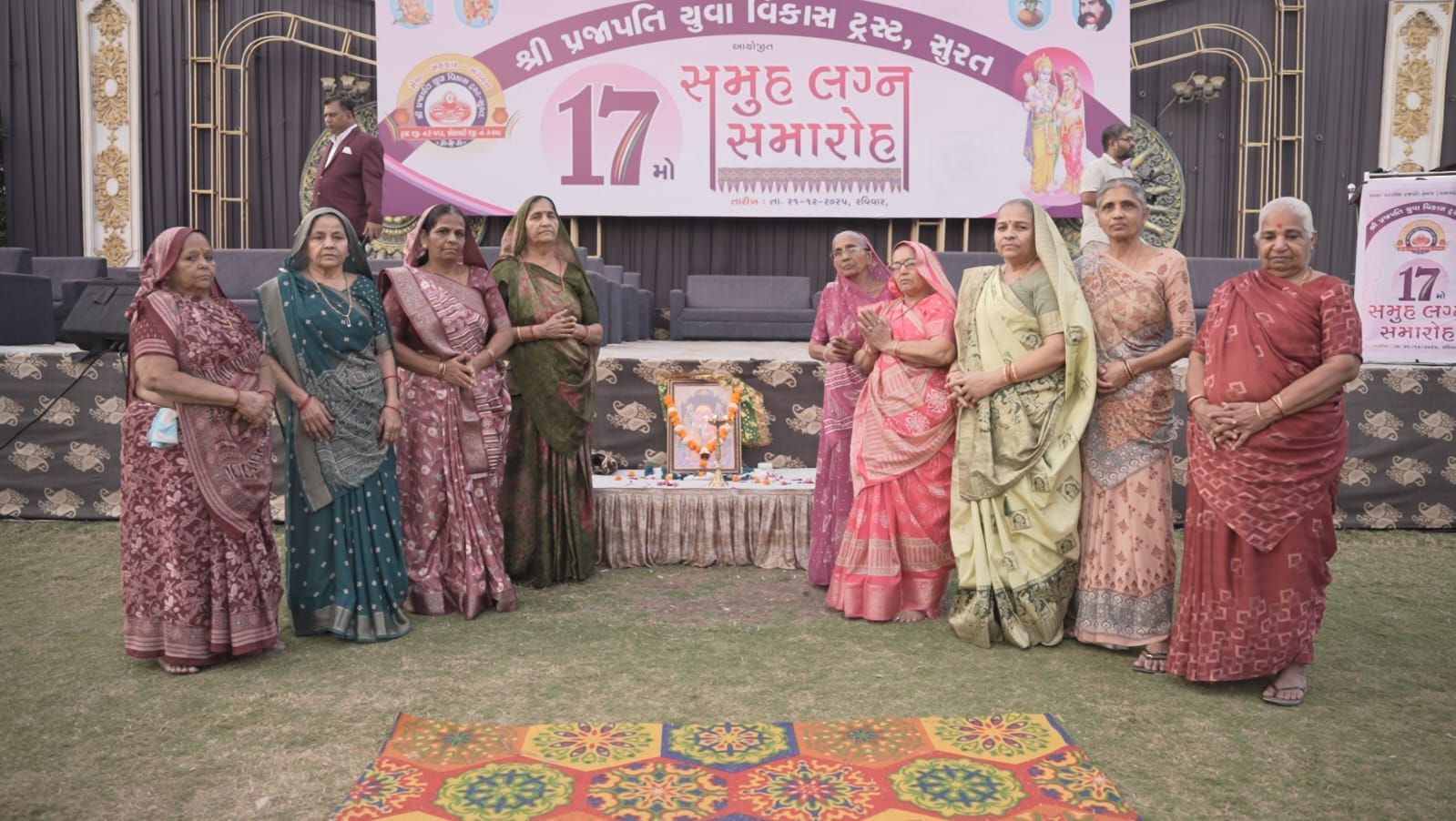 સુરતમાં ગંગાસ્વરૂપ મહિલાઓનું અનોખું સન્માન: તેમના હસ્તે સમૂહ લગ્નનો શુભારંભ કરાવી રૂઢિચુસ્ત પરંપરાને તિલાંજલિ અપાઈ 3 - image