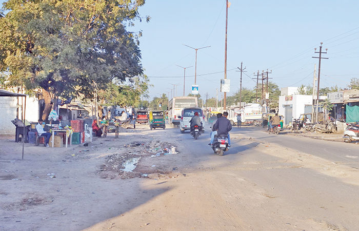 કોડકી ચોકડી બાદ હવે સરપટ નાકાથી મહિલા ચોકડી સુધી અકસ્માતનો ભય 1 - image