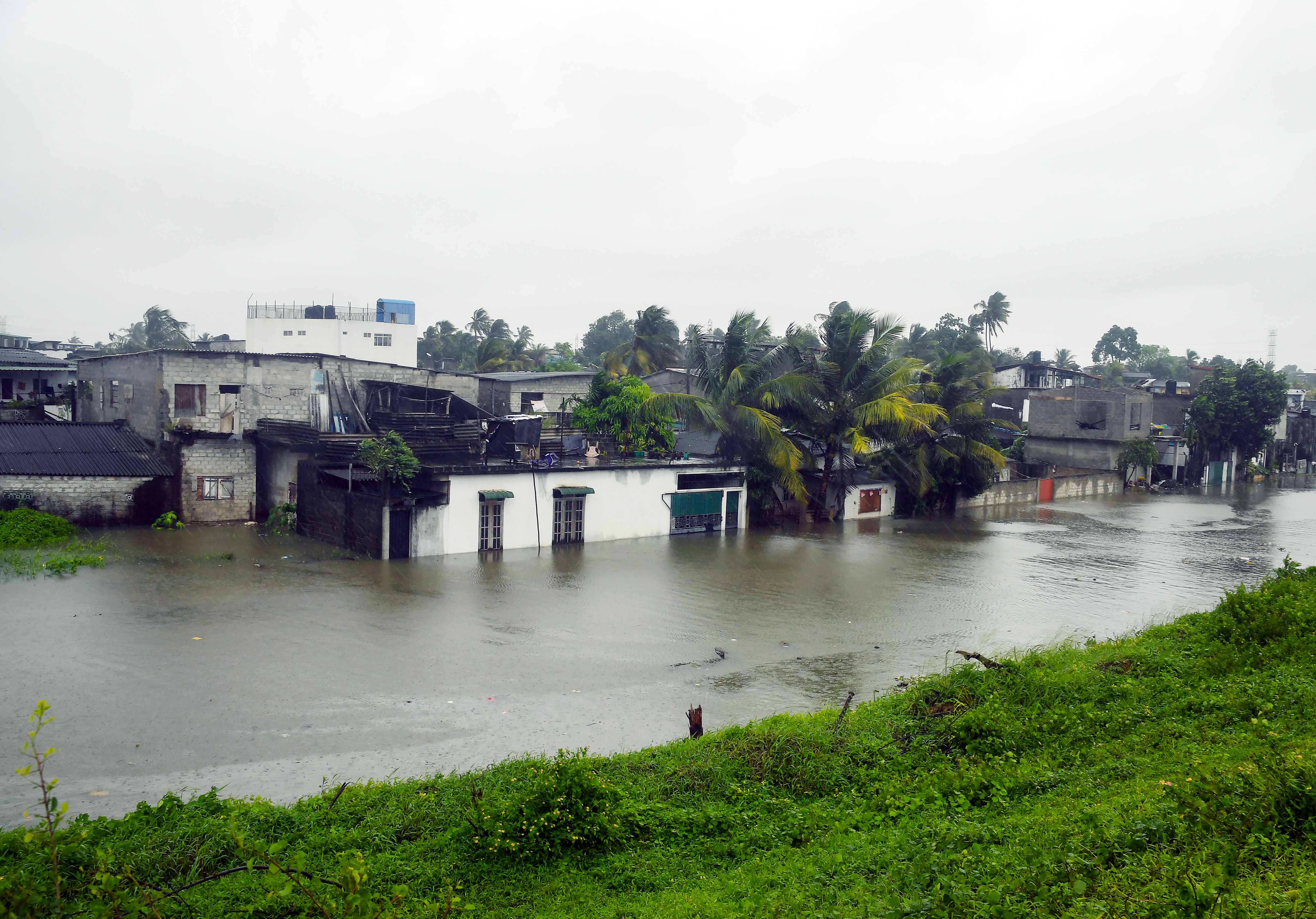 ઓપરેશન સાગરબંધુ: દિતવાહ વાવાઝોડાથી પ્રભાવિત શ્રીલંકાની મદદ માટે ભારતે મોકલ્યા 2 ચેતક હેલિકોપ્ટર 3 - image