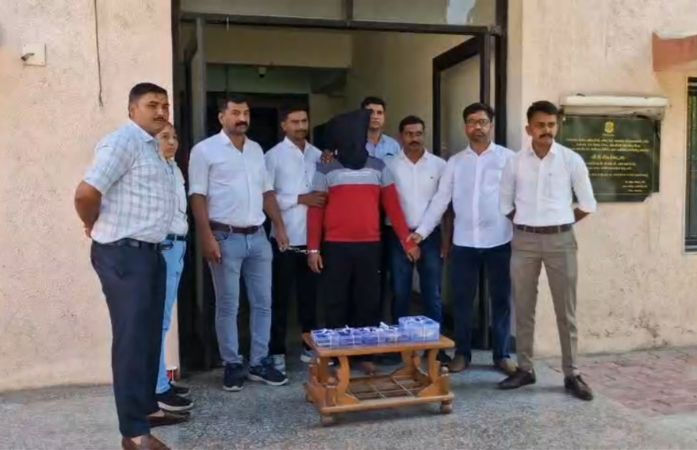 અમદાવાદ: ટ્રેનમાં મુસાફરોને કેફી પદાર્થ આપી લૂંટતા કુખ્યાત અમિત ઠાકુર ઝડપાયો, ફુગ્ગાવાળા બનીને પોલીસે રેકી કરી 1 - image