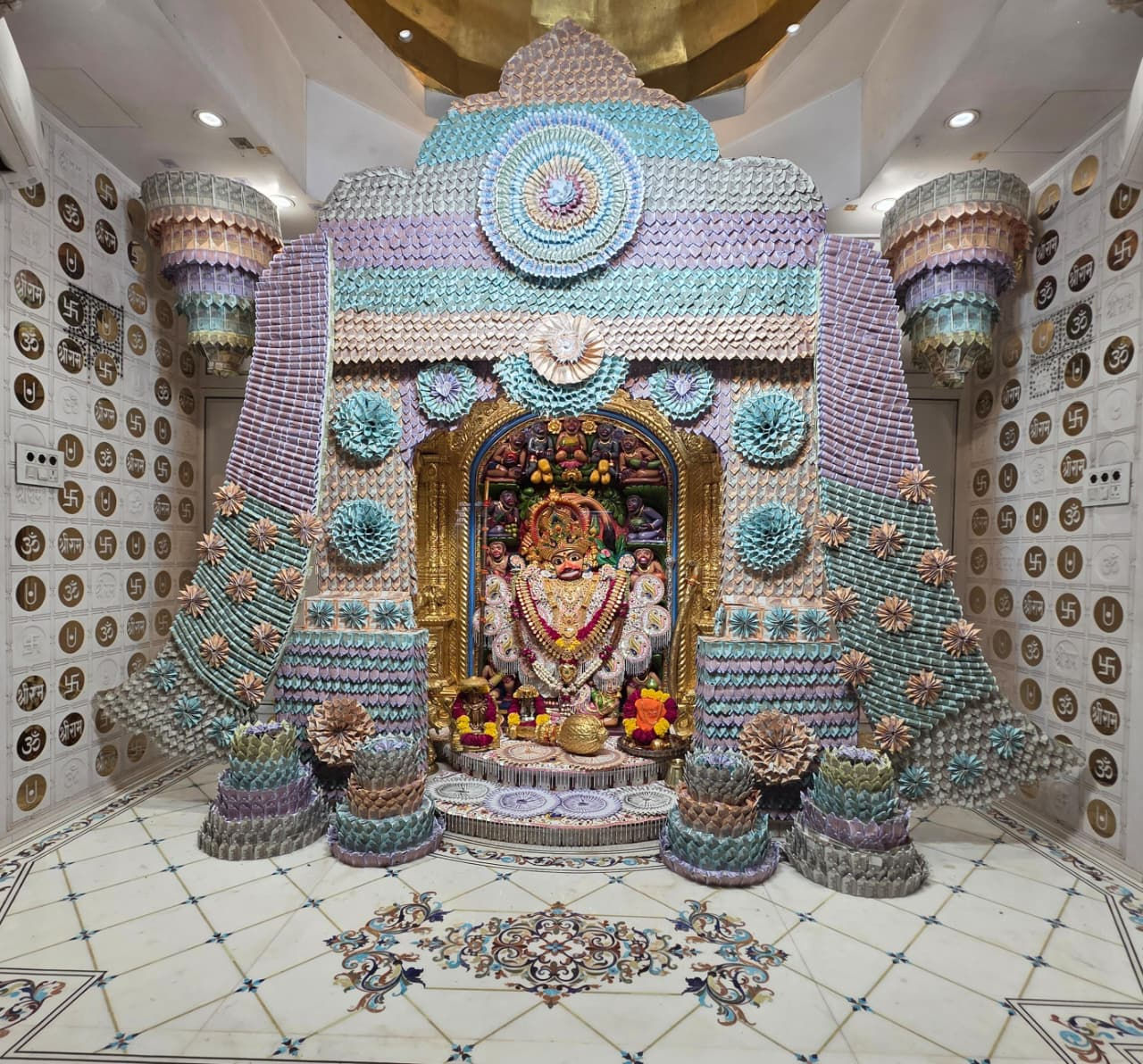 કારતક માસના પહેલાં શનિવારે સાળંગપુરમાં ભક્તોનું ઘોડાપૂર! ચલણી નોટોથી કરાયો 'દાદા'નો શણગાર 4 - image