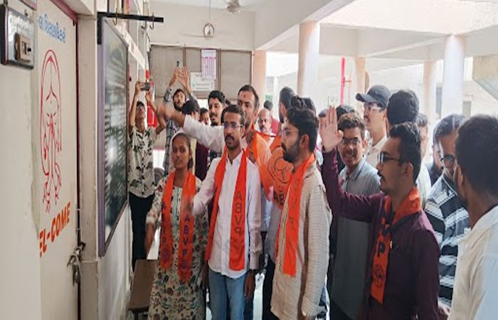 જામનગર શહેરમાં વેકેશન દરમિયાન શાળા ચાલુ રાખનાર ખાનગી શાળાના સંચાલકો સામે કાર્યવાહી કરવા રજૂઆત 2 - image